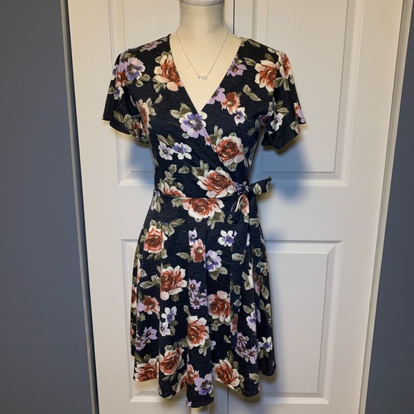Alya Dresses & Skirts - Grey Faux Wrap Floral Dress Size M